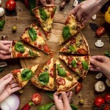 Por que a pizza é redonda, vem em caixa quadrada e é cortada em triângulos? A ciência explicada das pizzarias - Portal Giro 10