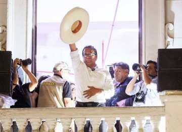 O candidato à presidência do Peru, Roberto Sánchez, do partido Juntos por el Peru, levanta o chapéu enquanto discursa após a divulgação dos primeiros resultados do segundo turno das eleições presidenciais em Lima, em 7 de junho de 2026. As urnas fecharam em 7 de junho de 2026, com as pesquisas de boca de urna mostrando Keiko Fujimori, candidata pela quarta vez, com uma vantagem mínima sobre seu rival de esquerda, Roberto Sánchez.  -  (crédito: Connie FRANCE/AFP       )