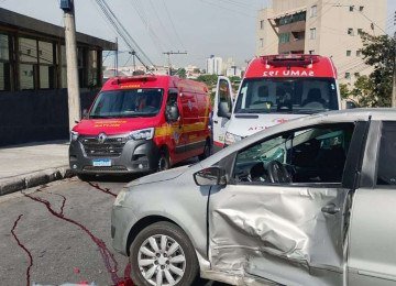 Motociclista seguia para o trabalho quando bateu na lateral de um carro na Avenida Aníbal Macedo, em Contagem -  (crédito: Divulgação/ CBMMG)