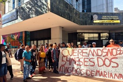 Manifestantes de Minas Gerais e Espírito Santo se reuniram em frente ao TRF-6 -  (crédito: Jair Amaral/EM/DA.Press)