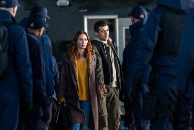 Detentores de poderes extraordinários, Margaret (Emily Blunt) e Kellner (Josh O'Connor) enfrentam o governo para revelar à sociedade documentos secretos sobre ETs -  (crédito: Universal/divulgação)