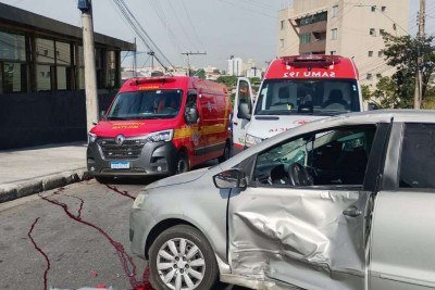Motociclista seguia para o trabalho quando bateu na lateral de um carro na Avenida Aníbal Macedo, em Contagem -  (crédito: Divulgação/ CBMMG)