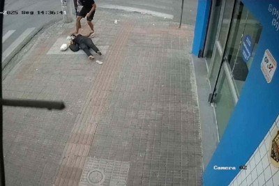 Mesmo ca&iacute;da, v&iacute;tima continua sendo agredida -  (crédito: Reprodu&ccedil;&atilde;o)