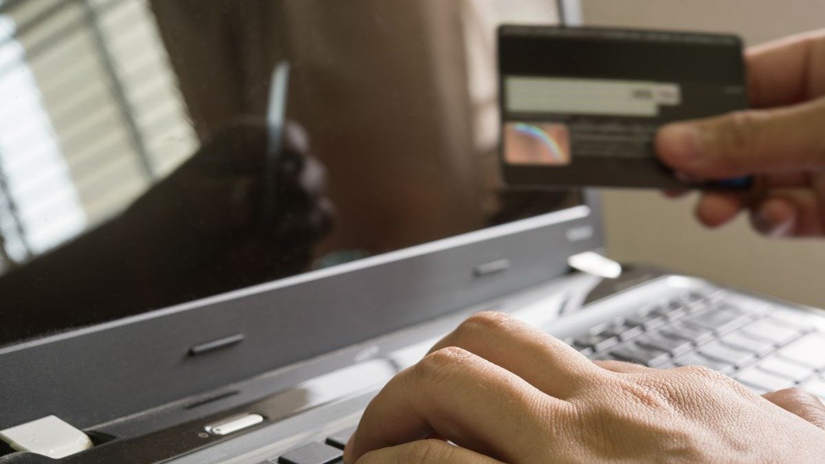 Para pagamentos urgentes, internet banking e transa&ccedil;&otilde;es online com cart&atilde;o podem ser alternativas durante a instabilidade de aplicativos banc&aacute;rios. -  (crédito: Freepik)