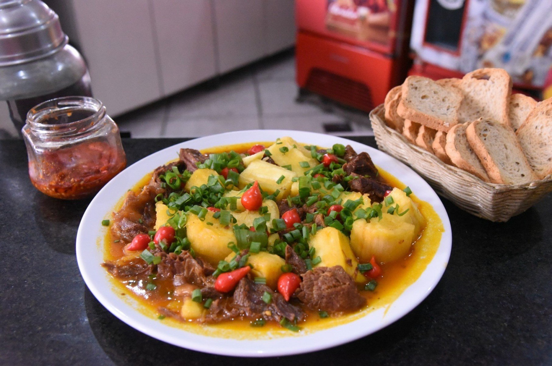A carne de panela com mandioca &eacute; um dos grandes cl&aacute;ssicos do Bar do Salom&atilde;o  