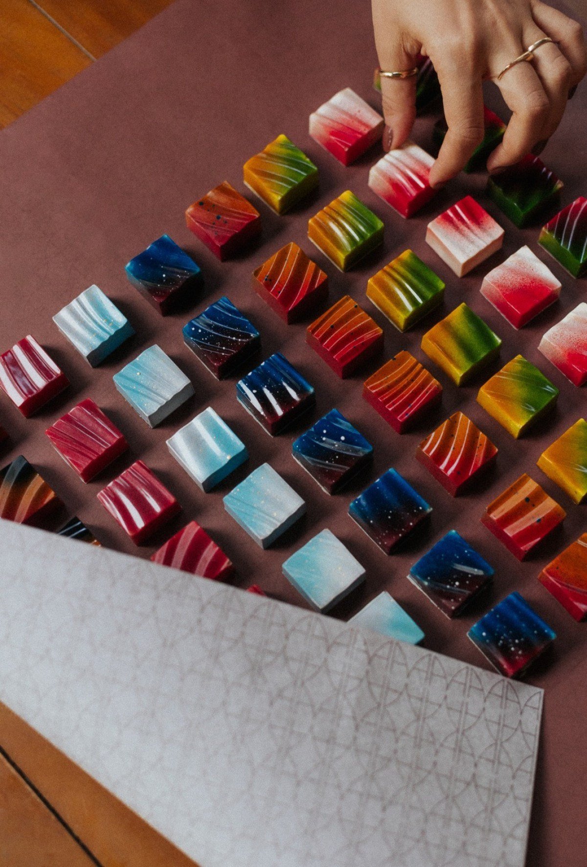 S&atilde;o oito bombons de cores e recheios diferentes criados especialmente para esta Copa do Mundo pela Ambar Chocolate 