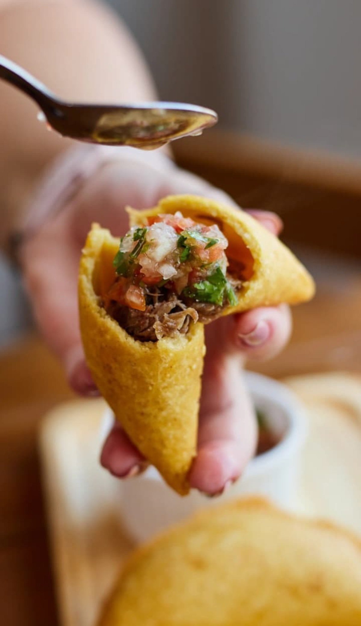 As empanadas colombianas, como as servidas por Juan Hoyos, s&atilde;o fritas e feitas com farinha de milho  