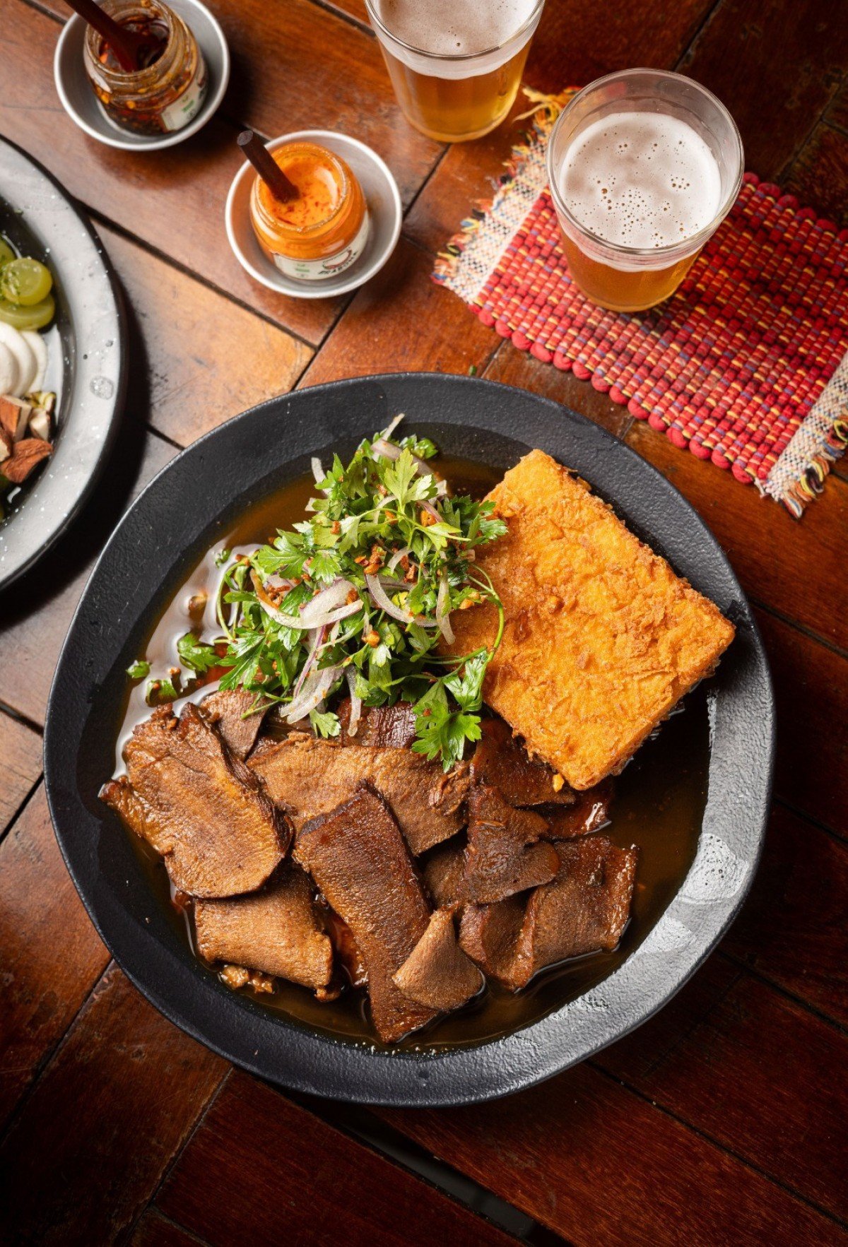 L&iacute;ngua, pamonha frita e salada: prato da Porca Voadora &eacute; perfeito para compartilhar e acompanhar a cerveja  