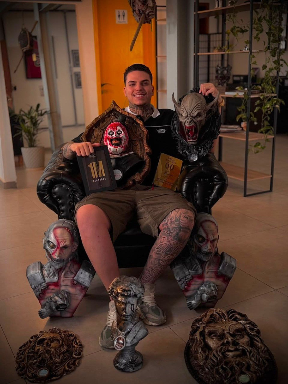 Hugo Oliveira com seus pr&ecirc;mios de tatuagem