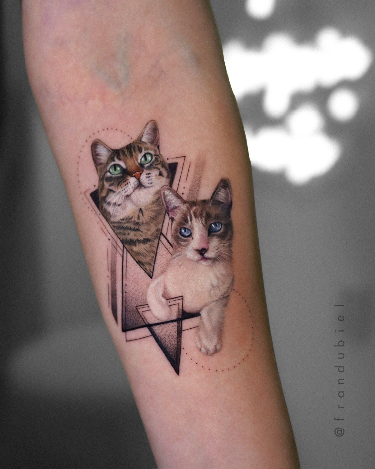 Fran Dubiel faz tatuagens no estilo fineline e mini realismos com foco em pets.