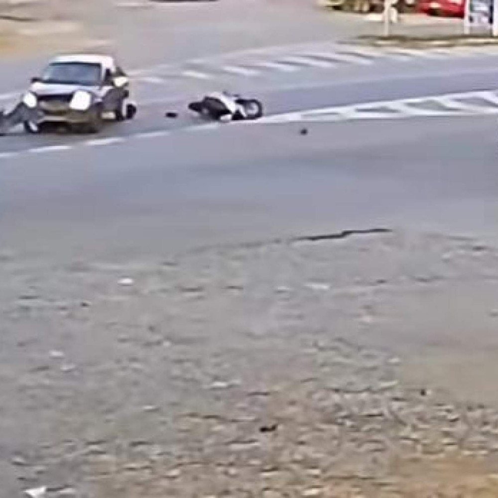 Motociclista vai parar debaixo de carro após acidente na BR-116