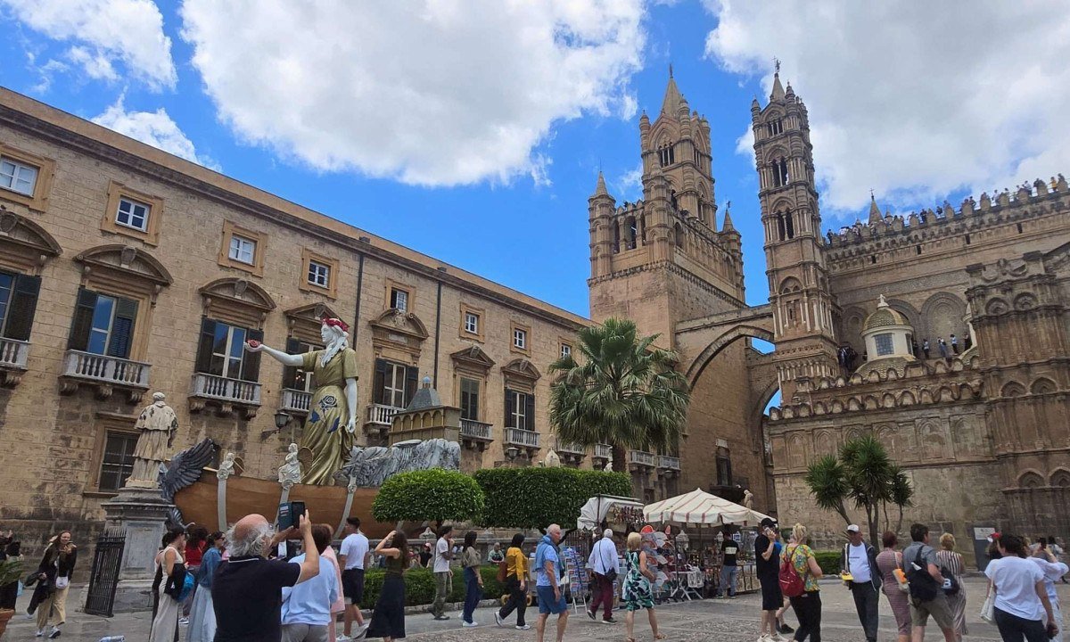  Palermo j&aacute; encanta por sua arquitetura grandiosa e pelo ritmo intenso de suas ruas