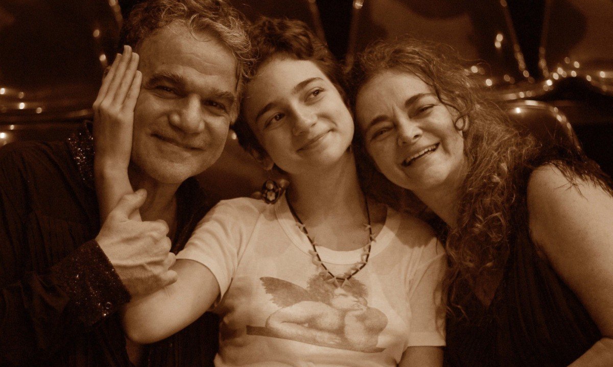 A jovem atriz B&aacute;rbara Luz com os pais, Eduardo Moreira e In&ecirc;s Peixoto