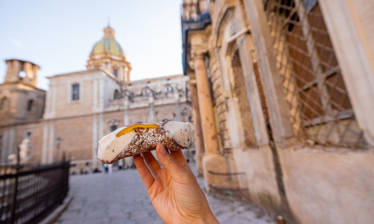 Entre os doces imperd&iacute;veis est&aacute; o cl&aacute;ssico Cannoli, um tubo de massa crocante recheado com creme de ricota ado&ccedil;ado
