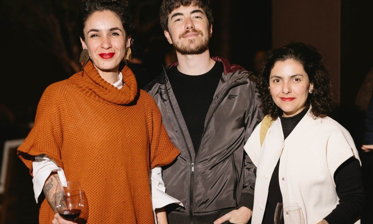 Luisa Luz, Daniel Romeiro e Amanda Mendon&ccedil;a est&atilde;o lado a lado e sorriem para a c&acirc;mera