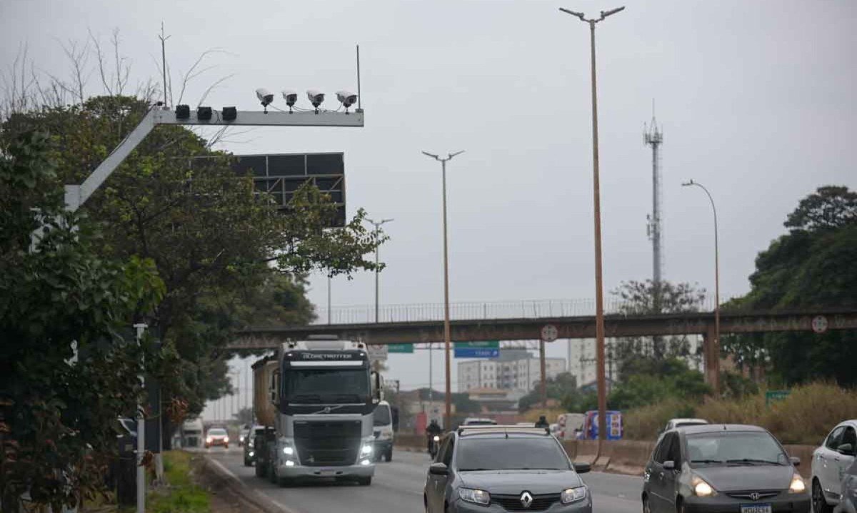 A fiscaliza&ccedil;&atilde;o come&ccedil;a a ser reconfigurada na via com a entrada em opera&ccedil;&atilde;o de 22 novos radares