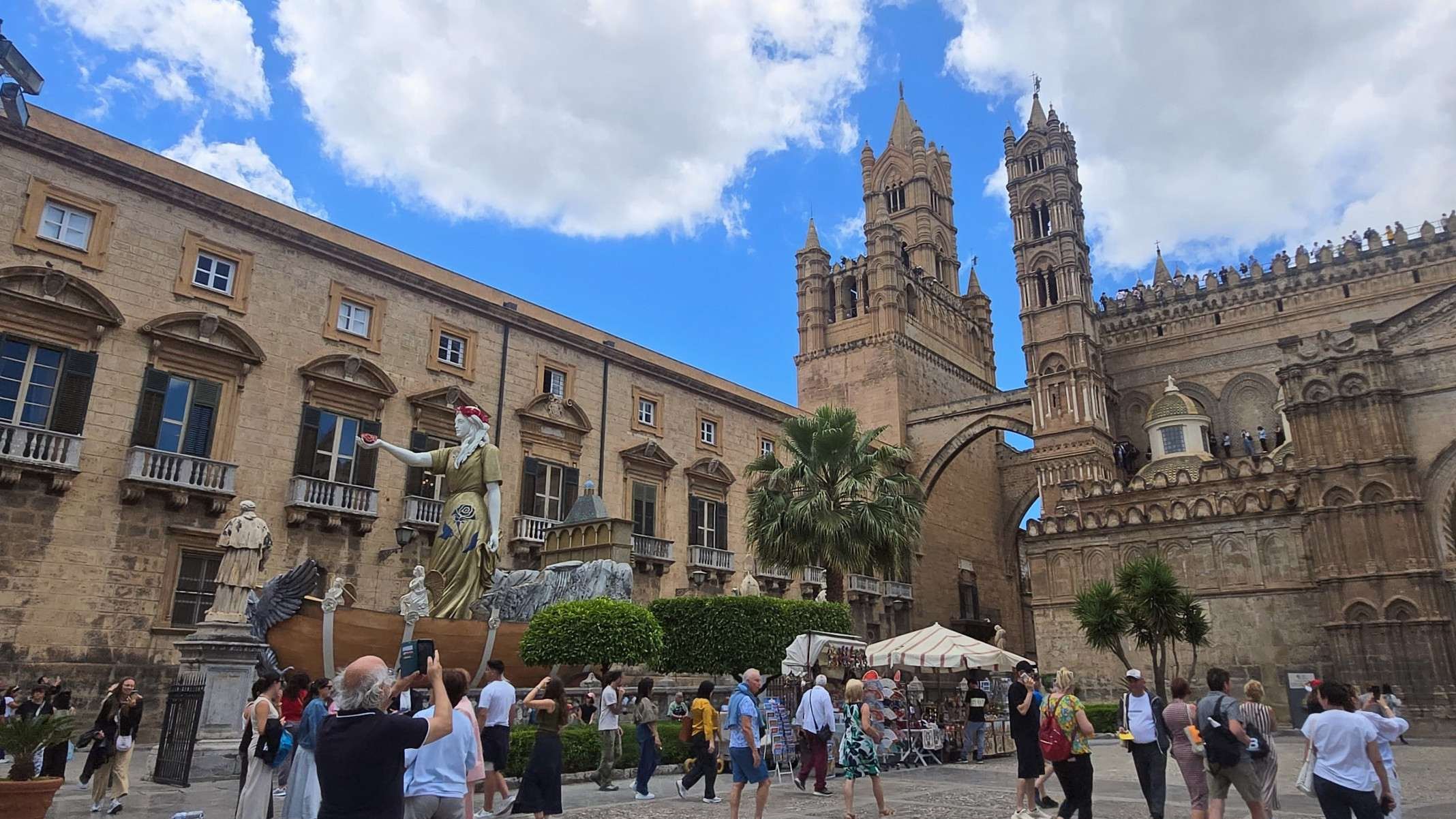  Palermo já encanta por sua arquitetura grandiosa e pelo ritmo intenso de suas ruas-Carlos Altman/EM