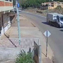 Motociclista morre em batida de frente com caminhão de lixo em MG - Reprodução/Câmeras de segurança