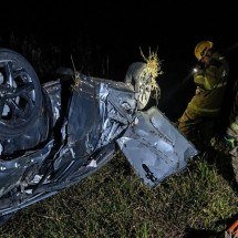 MG: duas pessoas morrem após caminhonete capotar e cair em ribanceira - CBMMG/Divulgação