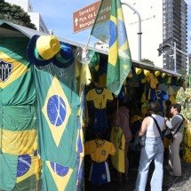 Torcedores vão às compras às vésperas da estreia do Brasil na Copa do Mundo - Leandro Couri