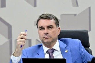 Flávio aciona STF e acusa Lula de incitação ao crime e ameaça