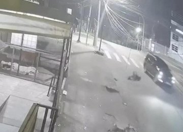Motorista do carro fugiu sem prestar socorro ao idoso, que ficou ferido -  (crédito: Reprodução/Câmeras de segurança)