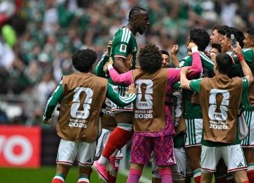 Quinones comemora com os companheiros o gol do México contra a África do Sul, o primeiro do Mundial de 2026, no estádio Azteca, na Cidade do México -  (crédito: CARL DE SOUZA / AFP)