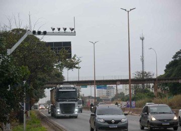 A fiscalização começa a ser reconfigurada na via com a entrada em operação de 22 novos radares -  (crédito: Leandro Couri/EM/D.A Press)