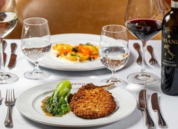Legenda: Restaurante Gero tem três opções de prato para a data, entre elas a costeleta de cordeiro com acelga na brasa -  (crédito: Victor Schwaner/Divulgação)