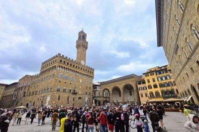 Em lugares com grande aglomeração de pessoas, como a Pizza della Signoria, em Florença, evite deixar mochilas nas costas e cuidados com a carteira e passaporte -  (crédito: Carlos Altman/EM)