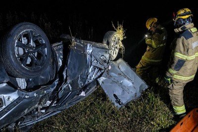 Capotamento na MG-494, no Sul de Minas Gerais, deixa dois mortos -  (crédito: CBMMG/Divulgação)
