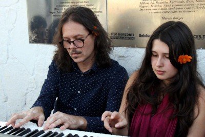 Gabriel Guedes com a filha Julia, cantora e representante da quarta geração da talentosa família musical de Montes Claros -  (crédito: Jair Amaral/EM/D.A Press)