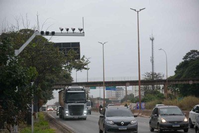 A fiscalização começa a ser reconfigurada na via com a entrada em operação de 22 novos radares -  (crédito: Leandro Couri/EM/D.A Press)