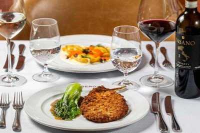 Legenda: Restaurante Gero tem três opções de prato para a data, entre elas a costeleta de cordeiro com acelga na brasa -  (crédito: Victor Schwaner/Divulgação)