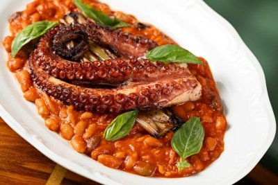 Polvo grelhado e feija?o branco alla Luciana do restaurante Posi? Mozza e Mare  -  (crédito: Rodrigo Azevedo/Divulgação)
