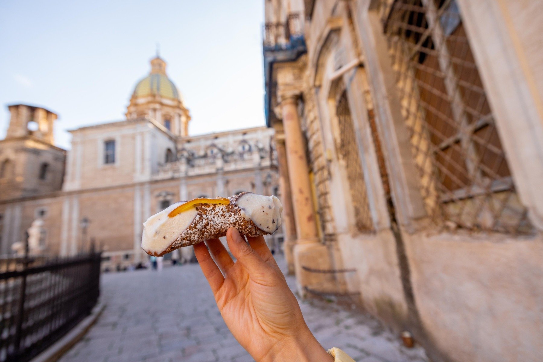 Entre os doces imperdíveis está o clássico Cannoli, um tubo de massa crocante recheado com creme de ricota adoçado-Carlos Altman/EM