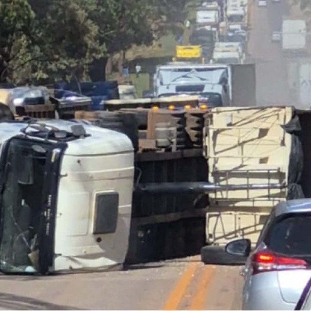 BR-040 tem trânsito liberado depois de tombamento de carreta em Nova Lima
