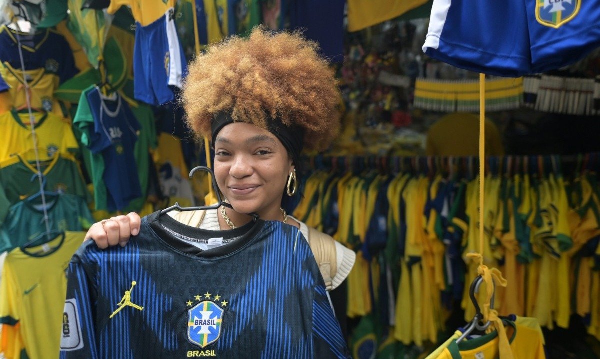 Lavínia Gabriele Ferreira Souza compra blusa da seleção brasileira para torcer com os pais na Copa do Mundo-Leandro Couri/EM/D.A.Press