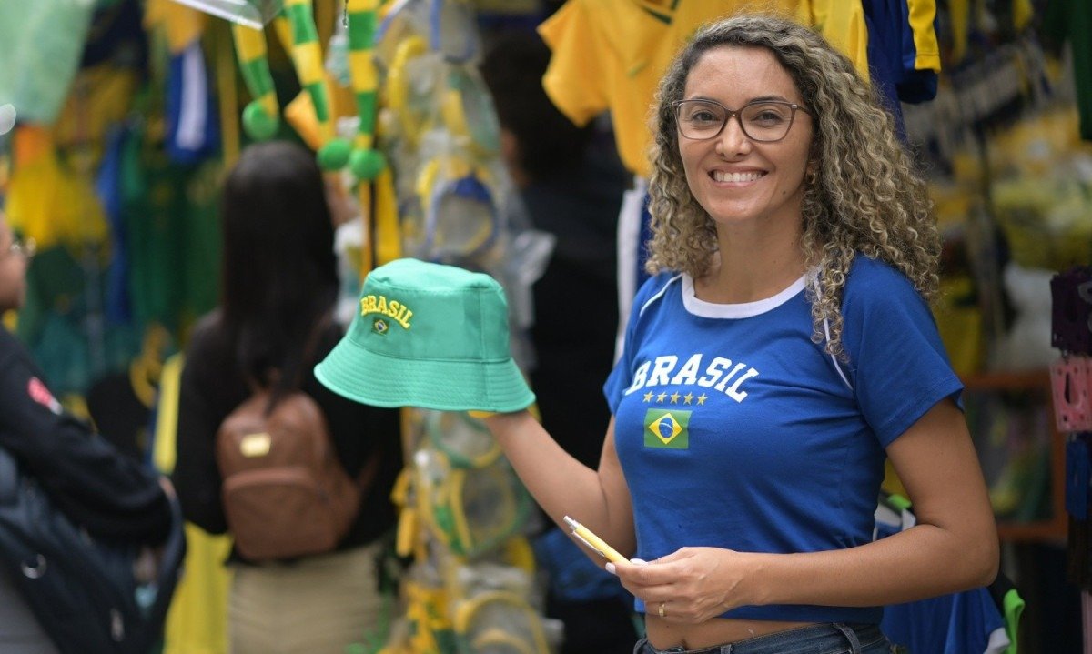  Flavia Oliveira reforça o atendimento em banca da Avenida Afonso Pena durante a Copa do Mundo-Leandro Couri/EM/D.A.Press
