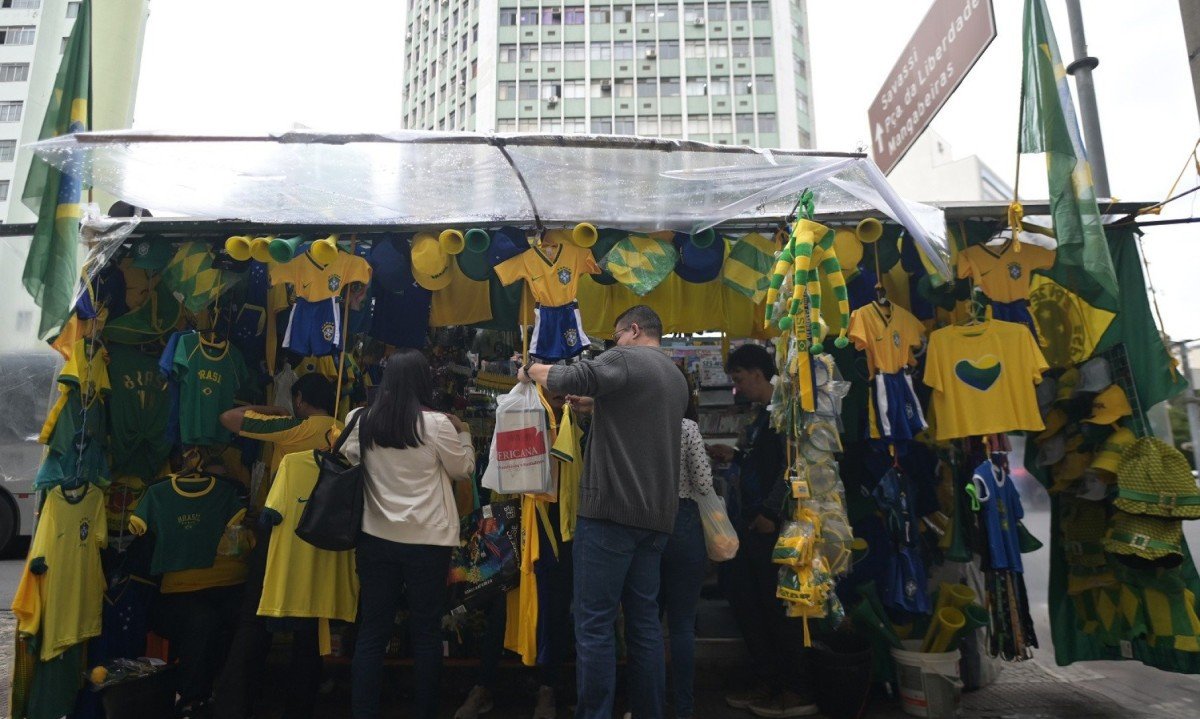Banca na Avenida Afonso Pena vende produtos para a Copa do Mundo há décadas-Leandro Couri/EM/D.A.Press