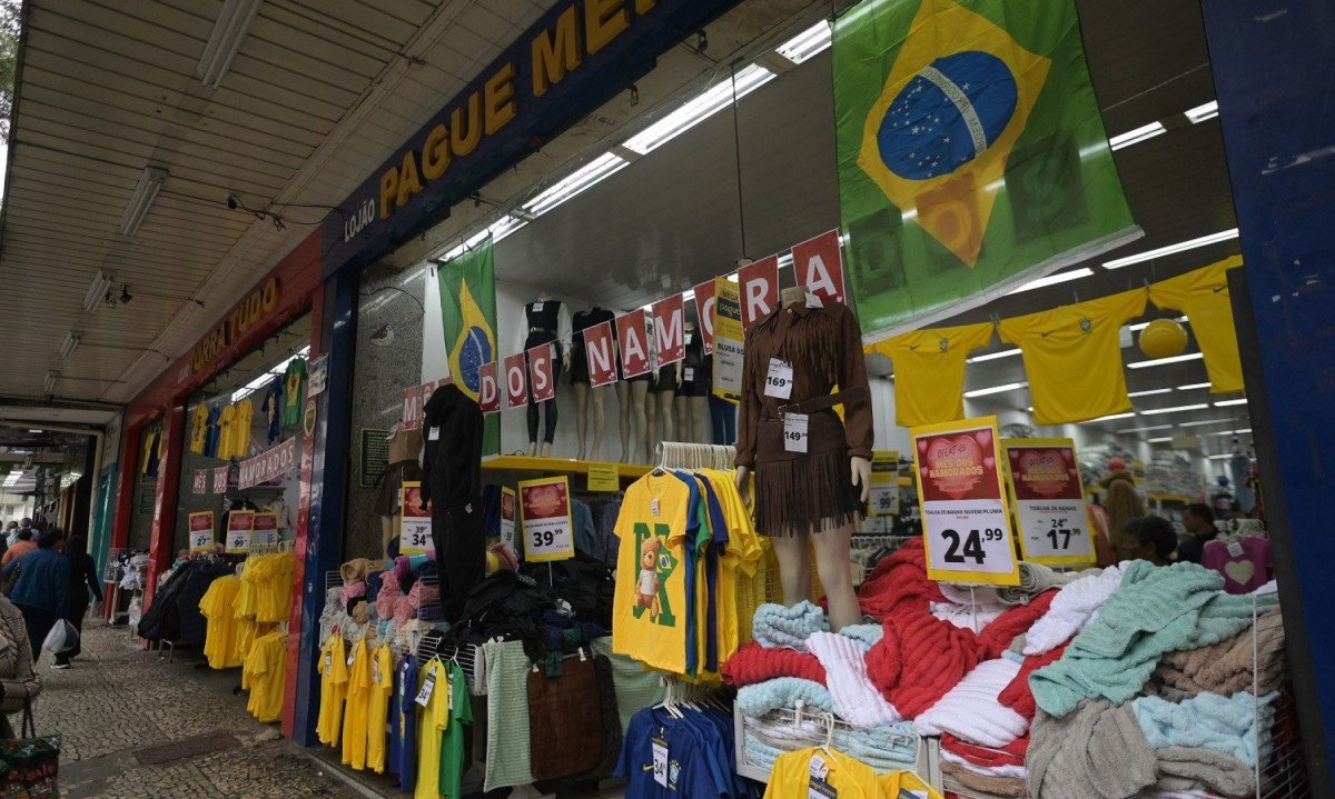 Na foto, loja no centro com vários produtos de Copa do Mundo
-Leandro Couri/EM/D.A.Press
