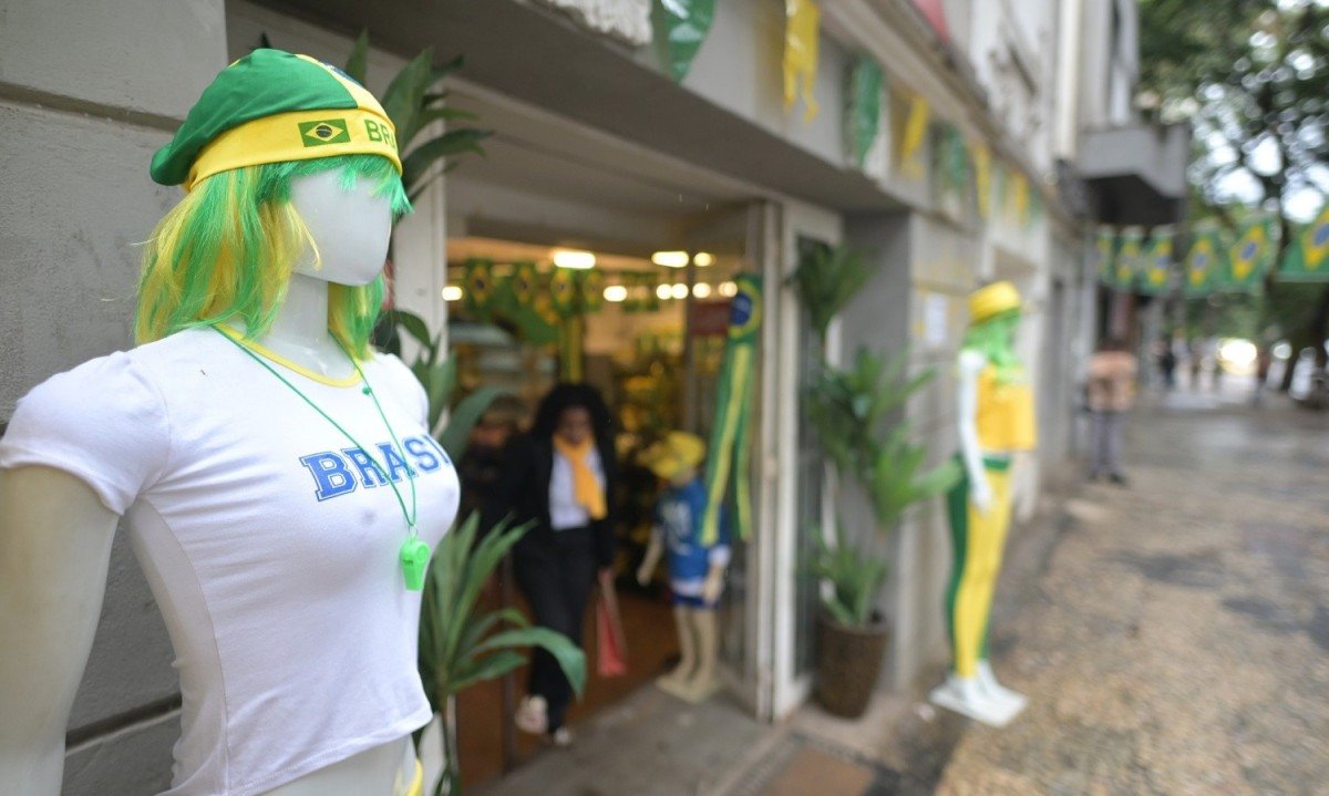 Na foto, loja na Savassi com vários produtos de Copa do Mundo-Leandro Couri/EM/D.A.Press