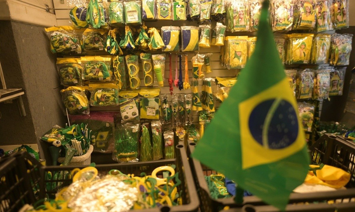 Entre os produtos mais procurados estão a camisa da seleção, chapéus e bandeiras-Leandro Couri/EM/D.A.Press