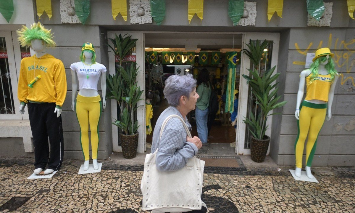 Na foto, loja na Savassi com vários produtos de Copa do Mundo-Leandro Couri/EM/D.A.Press