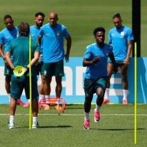 Brasil estreia com a cabeça no hexa