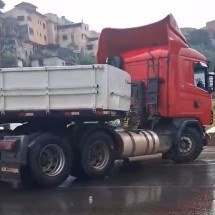 Carreta derrapa na chuva, fica em 'L' e interdita faixa da BR-262 em BH - Marcos Vieira/EM/D.A.Press