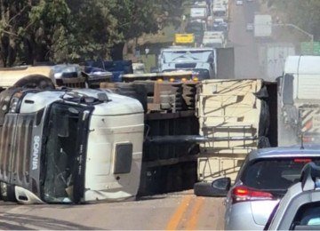 Acidente com derramamento de brita causou congestionamento -  (crédito: Reprodução/Redes Sociais)