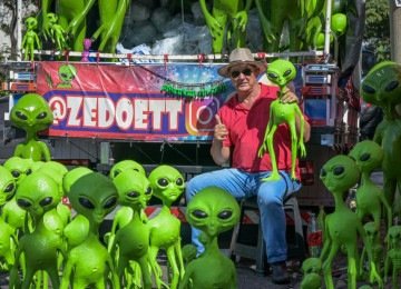 Zé do ET fabrica e vende bonecos de extraterrestres há mais de dez anos -  (crédito: Leandro Couri/EM/D.A Press)