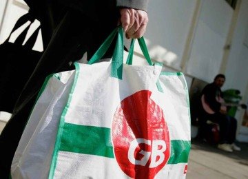 Carregar sacolas de compra durante caminhada ajuda manter a força de preensão, importante métrica da saúde -  (crédito: François Lenoir/Reuters)