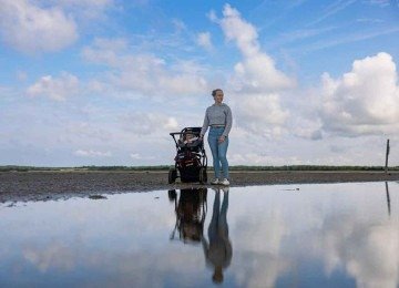 Nascemos inacabados, demoramos a andar com as próprias pernas e demoramos a sair da barra das saias de nossas mães
 -  (crédito: Sameer Al-DOUMY / AFP)